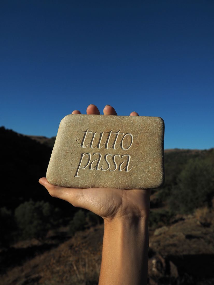 Tutto passa, pierre gravée